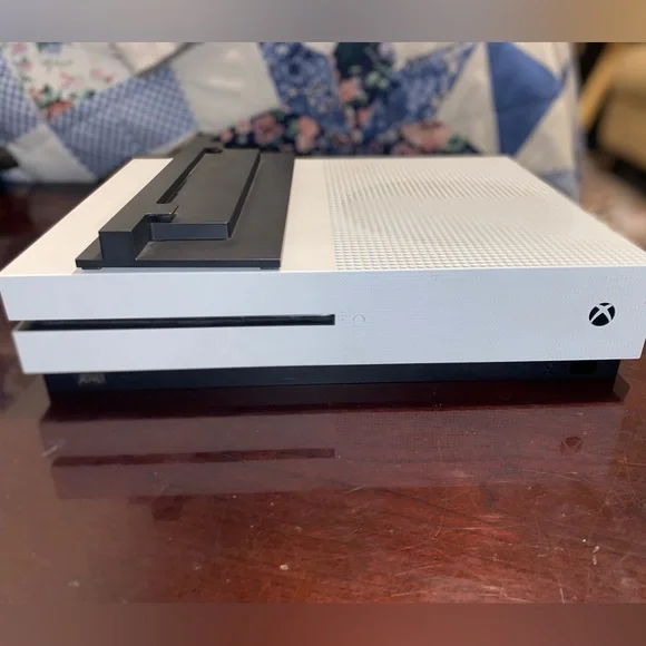 Xbox One S 2TB +13 Games +2Remotes